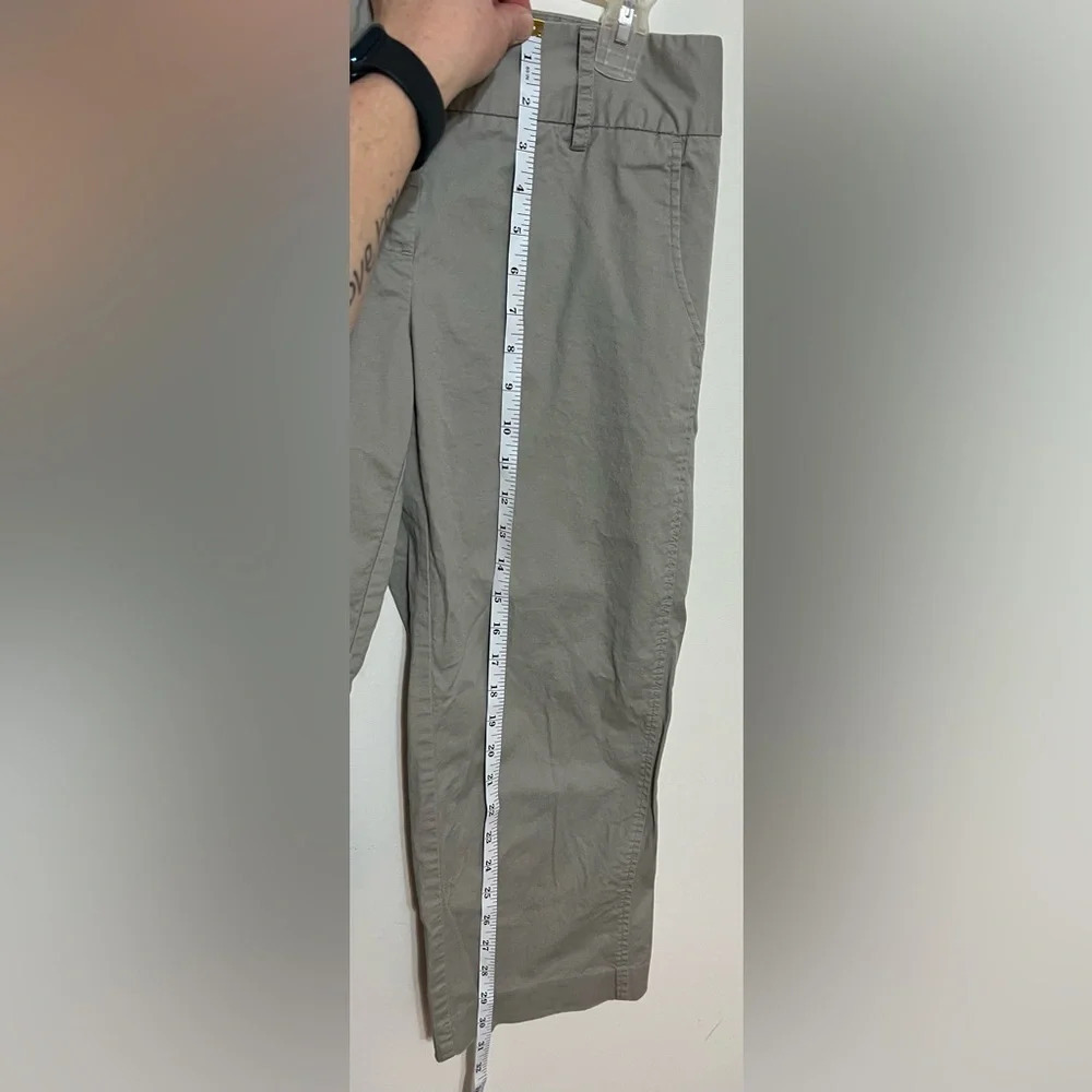 Daisy Fuentes Cropped Pants (Capris). Size 8. Khaki - Picture 7 of 7